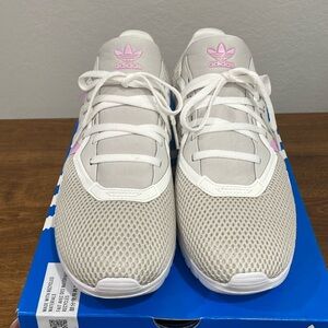 Big Kid’s Adidas in very good and clean condition. Worn once.  Size 7